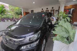 Mobil Vellfire Milik Hasto yang Terparkir di Garasi Rumah Ikut Digeledah KPK