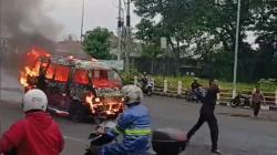 Menegangkan, Mobil Angkot di Kuningan Melaju Tanpa Sopir Kondisi Terbakar Hebat<