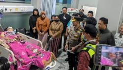Tangis Saifudin Korban Kecelakaan Bus di Batu, Tak Henti Peluk Jasad Istri dan Anak<