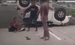 Honda Brio Terguling usai Tabrak Pembatas Jalan di Tol Semarang-Demak, 2 Tewas 2 Luka<
