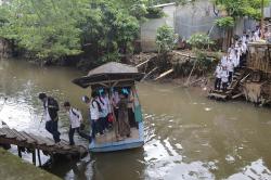 Murah dan Cepat, Perahu Eretan Jadi Transportasi Pelajar di Kali Pesanggrahan
