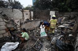 Warga Mengais Barang-Barang Sisa Kebakaran Kemayoran