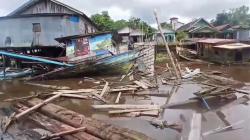 Terseret Arus Deras Sungai Mentaya, Tugboat Tabrak Kapal Penyeberangan dan Rumah<