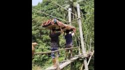 Viral Warga Gotong Mayat Lewati Jembatan Bambu yang Rapuh di Pesisir Selatan<