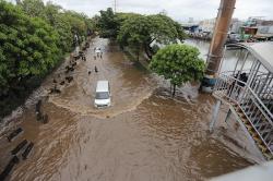 Kendaraan Nekat Terobos Banjir di Jalan Daan Mogot
