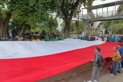 Aksi 100 Hari Kabinet Merah Putih, Mahasiswa Bawa Bendera Merah Putih Raksasa 