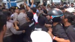 Demo di Kantor BPN Bekasi Ricuh, Massa Tuntut Pencabutan Sertifikat dan HGB Laut<