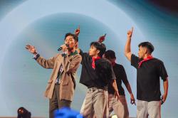 Kenriz Bawa Lagu Kasmara Buka Spektakuler Show 2 Indonesian Idol Season XIII