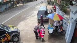 Terekam CCTV! Aksi Heroik Anggota Polres Sampang Tangkap Pelaku Penipuan<