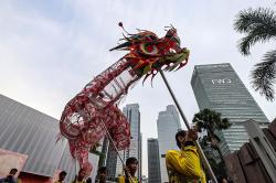 Atraksi Naga Liong dan Barongsai di Tengah Pusat Bisnis Jakarta