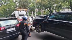 Dishub Derek Mobil yang Parkir Sembarangan di Jalan Medan Merdeka Barat, Jadi Penyebab Macet