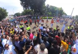 Suasana Jelang Pelantikan Kepala Daerah, Masyarakat Berkumpul di Monas