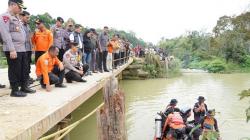 Kapolda Riau Pimpin Pencarian Korban Kecelakaan Truk Masuk Sungai di Pelalawan, 6 Tewas<