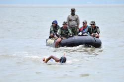 Prajurit Korps Marinir Lomba Renang 10 Km Melintasi Derasnya Arus Selat Madura