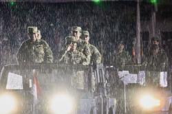 Potret Presiden Prabowo, SBY dan Jokowi Berseragam Militer di Tengah Guyuran Hujan