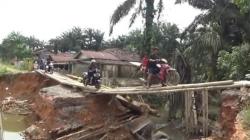 Jembatan Desa di Muarojambi Ambruk Diterjang Banjir, Aktivitas Warga Lumpuh<