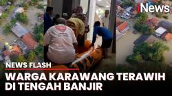 Kampung Terendam Banjir, Warga Karawang Berangkat Tarawih Gunakan Perahu Karet