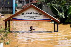 Perjuangan Warga Pejaten Timur Menyelamatkan Diri dari Banjir