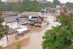 Banjir Parah Terjang Jakarta, Air Naik Setinggi Atap Rumah