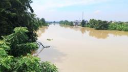 Jembatan Cicangor Karawang Ambles Digerus Banjir, Ratusan Warga Terisolasi
