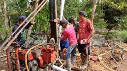 Satgas TMMD ke-123 Gotong Royong Buat Sumur Bor untuk Masyarakat Desa Talusi<