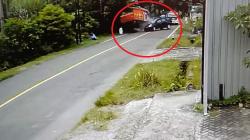 Detik-Detik Grand Livina Tabrakan dengan Truk di Ngawi Terekam CCTV