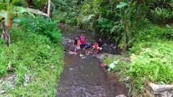 Ngabuburit Seru dan Unik Anak-Anak Lereng Gunung Semeru, Balapan Perahu di Sungai<