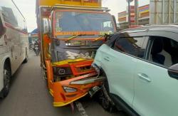 Tabrakan Beruntun Truk Diesel Hantam Mobil Listrik dan Ambulans di Nagreg Bandung<