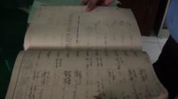 Buku Catatan Nikah Tertua 1903 Masih Tersimpan Rapi di KUA Gedeg Mojokerto<