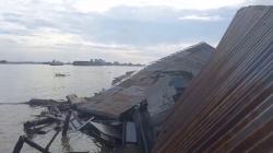 Hilang Kendali saat Bermanuver, Kapal Tongkang Tabrak 4 Rumah Warga di Sungai Musi<