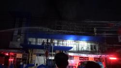 Kebakaran Gudang Toko Elektronik dan Furnitur di Palangka Raya, Petugas Kewalahan Pingsan