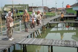 Peragaan Busana Ramah Lingkungan di Desa Tenggelam