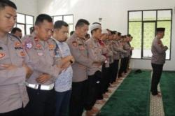 Polres Pringsewu Gelar Salat Gaib untuk 3 Polisi Gugur Ditembak di Way Kanan<