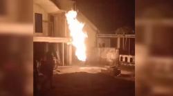 Warga Bojonegoro Dihebohkan Semburan Api dari Sumur Bor di Area Masjid<