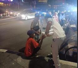 Tebar Kebahagiaan, Mayjen TNI Ramses Tobing Bagikan Makanan Buka Puasa ke Warga Tak Mampu<