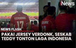 Gaya Keren Seskab Teddy Nonton Timnas Indonesia Pakai Jersey Verdonk