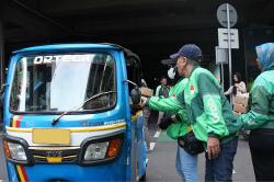 Mitra Grab Bagi-Bagi 11.000 Takjil Gratis
