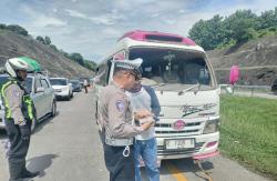 Kecelakaan Minibus Travel di Km 183 Tol Cipali, 2 Penumpang Dievakuasi ke RS