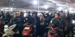 Diguyur Hujan Deras, Ribuan Pemudik Motor Menumpuk di Pelabuhan Ciwandan Banten