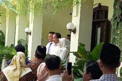 Tak Gelar Open House, Rumah Jokowi Tetap Ramai Didatangi Ratusan Warga saat Lebaran<