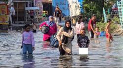 Warga Medan Belawan Rayakan Lebaran di Tengah Banjir Rob, Ketinggian Air Selutut Orang Dewasa<
