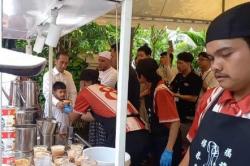 Lebaran Hari Kedua, Jan Ethes Pesan Teh Tarik di Depan Rumah Jokowi<