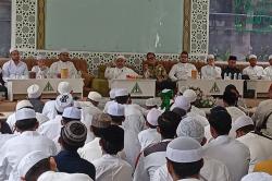 Wamenaker Immanuel Ebenezer Halalbihalal dengan Habib Rizieq, Khusyuk Dengarkan Ceramah
