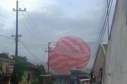 Viral Balon Udara Jatuh ke Permukiman Warga di Malang, Tersangkut di Kabel Listrik
