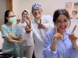 Dewi Perssik Mendadak Dilarikan ke Rumah Sakit, Keluhkan Susah Menelan dan Demam akibat Makan Pedas