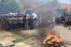 Ribuan Warga Sampang Unjuk Rasa Tolak Penundaan Pilkades, Harus Digelar Tahun Ini!