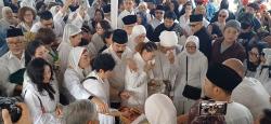 Kalimat Tahlil Berkumandang saat Jenazah Titiek Puspa Dikuburkan, Ratusan Pelayat Menangis Haru 