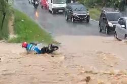 Viral Pemotor di Bandar Lampung Terseret Banjir hingga Masuk Drainase