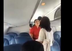 Viral Video Diduga Oknum Anggota DPRD Sumut Cekik Pramugari di Pesawat<