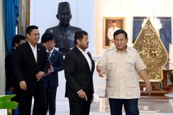 Prabowo Bertemu Pimpinan Komisi V DPR, Bahas Kondisi Jalan hingga Truk ODOL